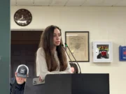 Советники утверждают, что коричневая вода в городе Индианы безопасна для питья. Жители требуют прозрачности