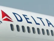 Стюардесса Delta случайно раскрыла запасной трап в аэропорту