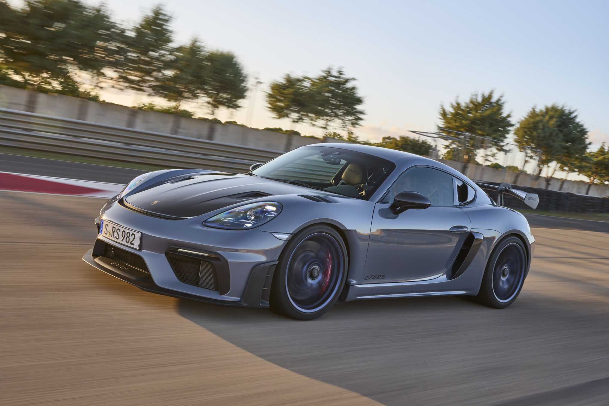 Porsche Cayman GT4 RS доступен для заказа с сегодняшнего дня