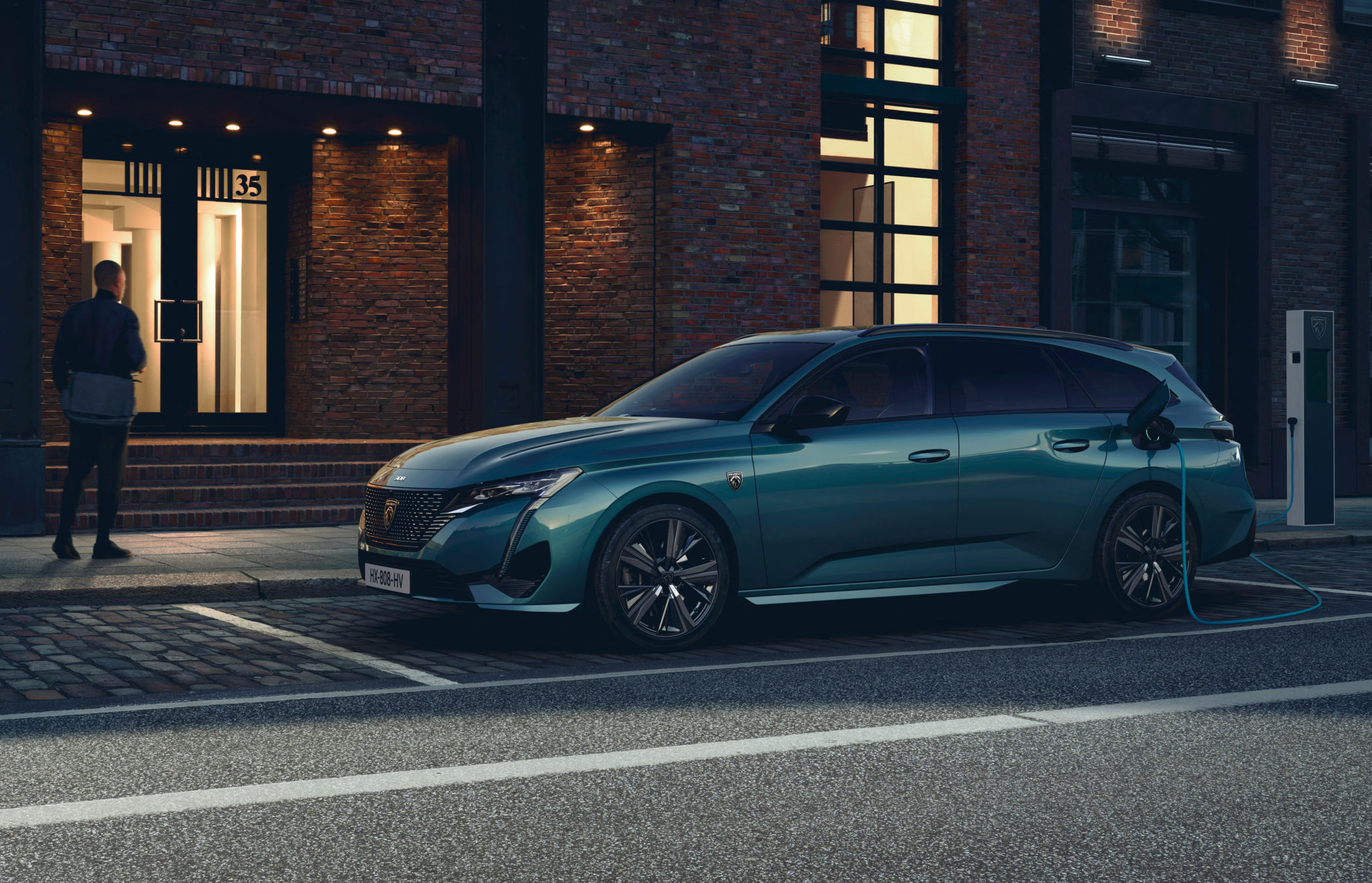 Новая Peugeot 308 получила универсальную версию SW